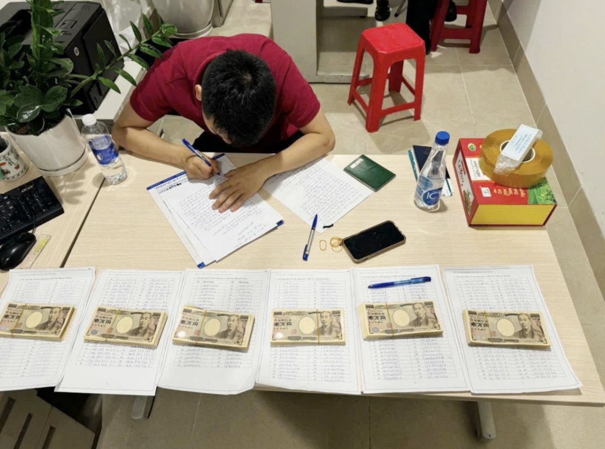 The detained passenger makes a statement at the airport 