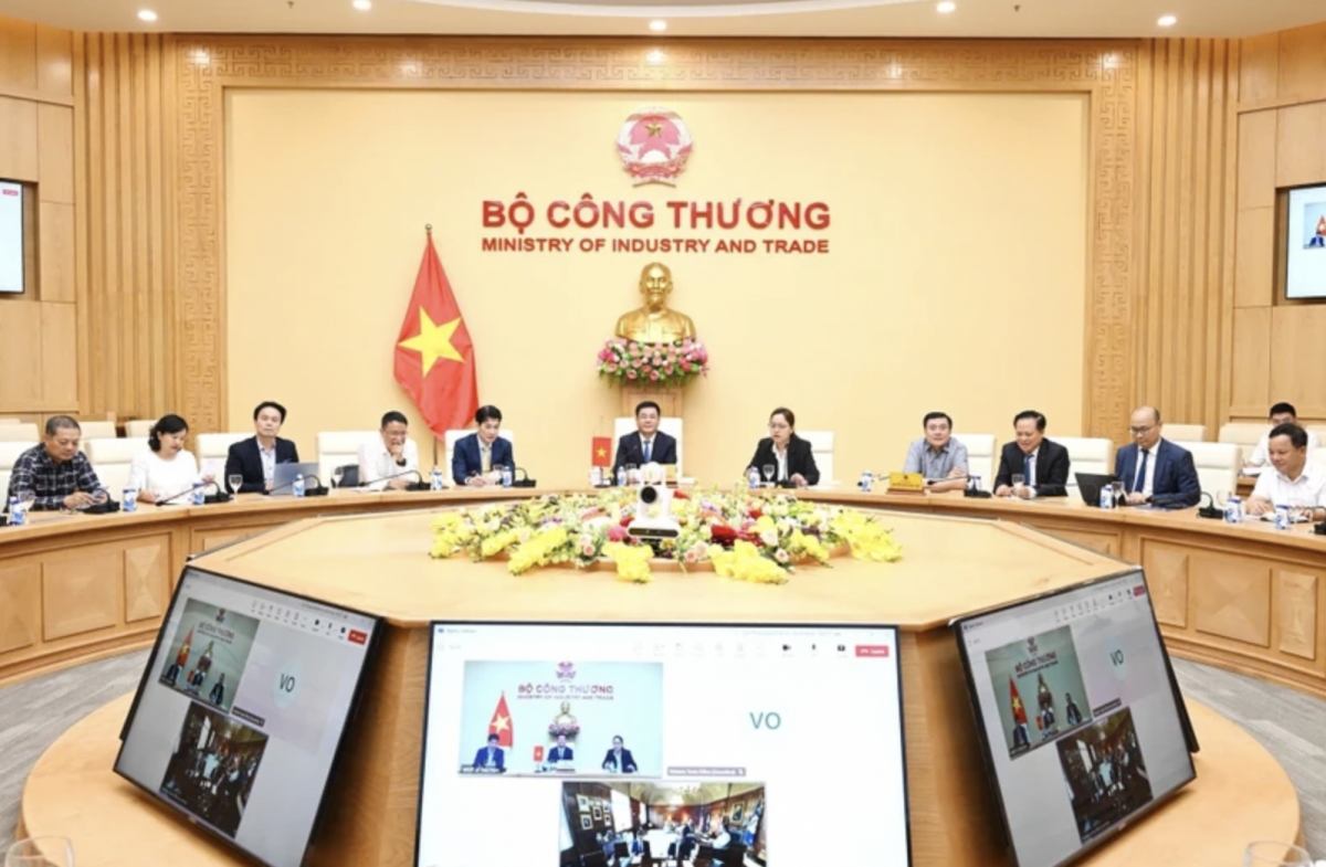 At the simultaneous online talks between Minister of Industry and Trade Nguyen Hong Dien and US Secretary of Commerce Howard Lutnick and Trade Representative Jamieson Greer on June 19 (Photo: VNA)