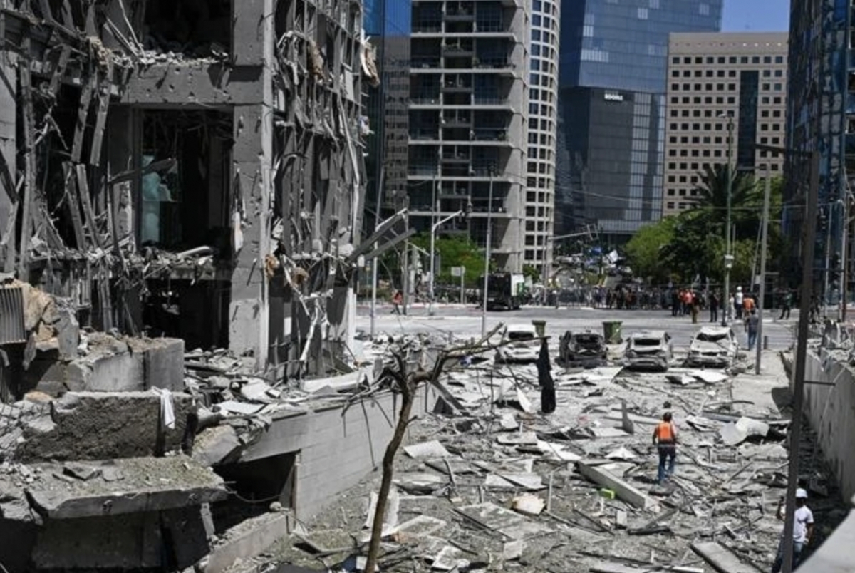 Buildings damaged in a missile attack in Ramat Gan city of Israel (Photo: Xinhua/VNA)