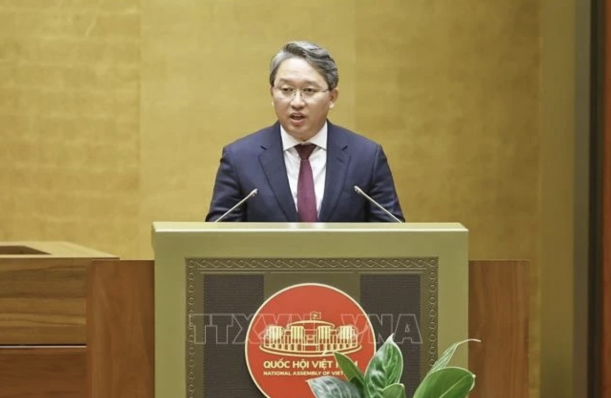 Minister of Justice Nguyen Hai Ninh presents a report on revisions to the draft resolution. (Photo: VNA)
