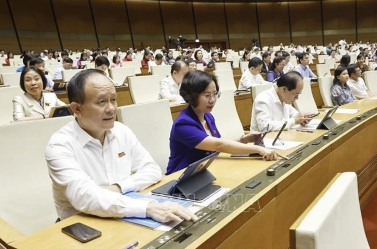 Deputies press buttons to vote on laws and resolutions at the 15th NA's 9th session. (Photo: VNA)