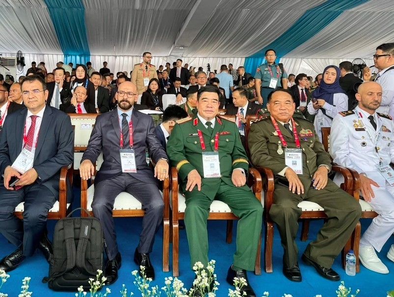 Major General Nguyen Ba Luc (centre), Deputy Chief of the General Staff of the Vietnam People’s Army, at the Indo Defence Expo and Forum 2025. (Photo: VNA)