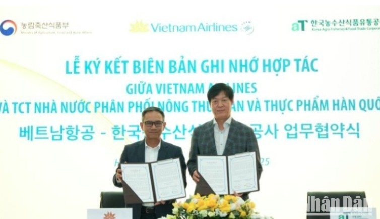 At the signing ceremony (Photo: nhandan.vn)