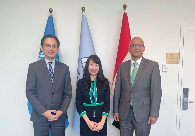 Ambassador Do Hung Viet (L), Dr. Nguyen Thi Lan Anh (C), and Iraqi Ambassador Abbas Kadhom Obaid Al-Fatlawi. (Photo: VNA)