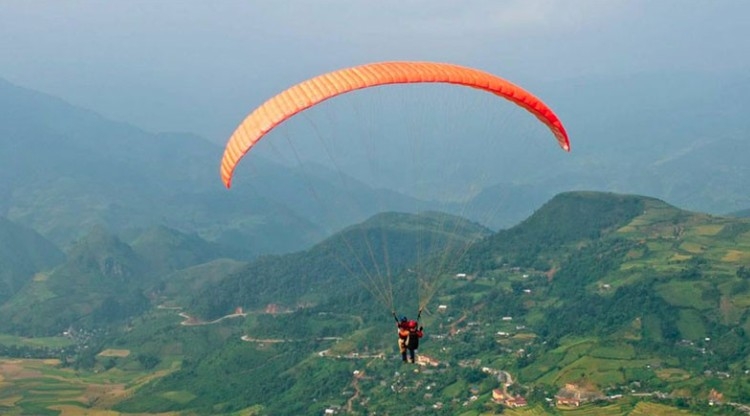 31 pilots, including 10 from Thailand, Laos, Australia, Singapore, and New Zealand, are taking part in the first-ever international paragliding competition in Hoi An. (qrt.vn)