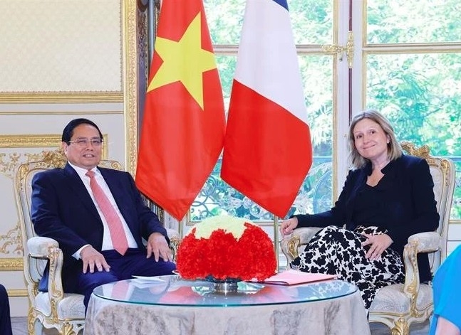 Prime Minister Pham Minh Chinh (L) and President of the French National Assembly Yaël Braun-Pivet in Paris on June 10. (Photo: VNA)