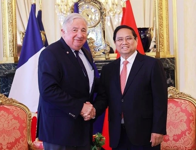 Prime Minister Pham Minh Chinh (R) meets with French Senate President Gérard Larcher in Paris on June 10. (Photo: VNA)