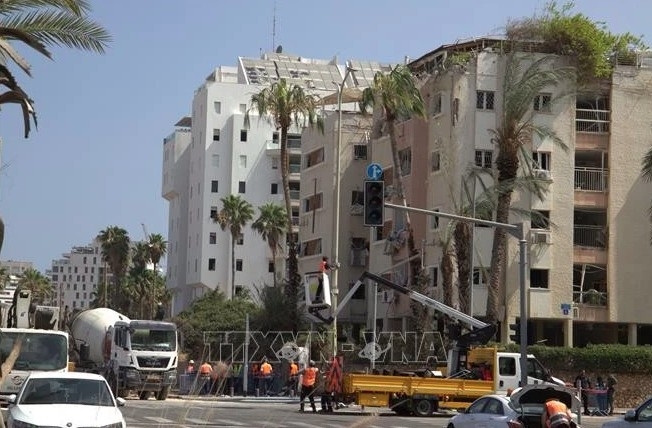 Apartment buildings on Tel Aviv’s Levy Eshkol street damaged by missile strikes on June 16, 2025 (Photo: VNA)