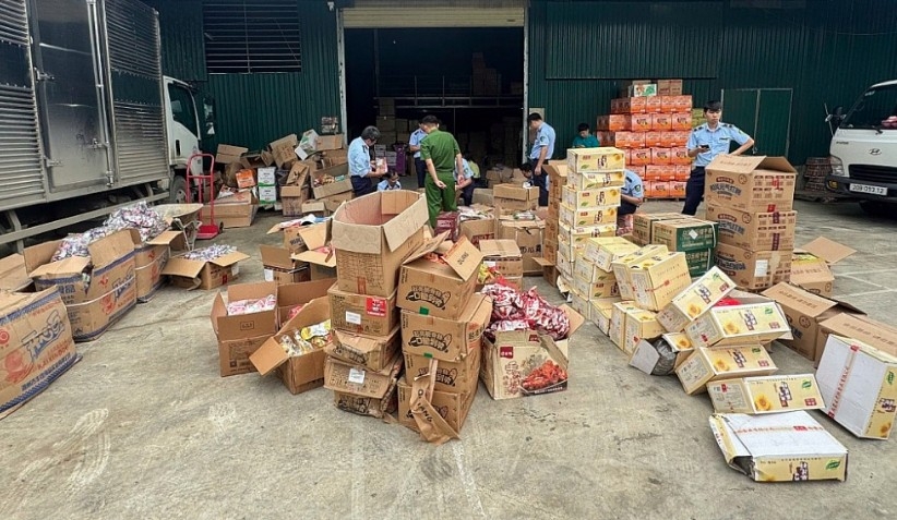 More than 3,100 smuggling and counterfeit violations recorded nationwide from May 15 to June 15
(Photo: haiquanonline.vn)