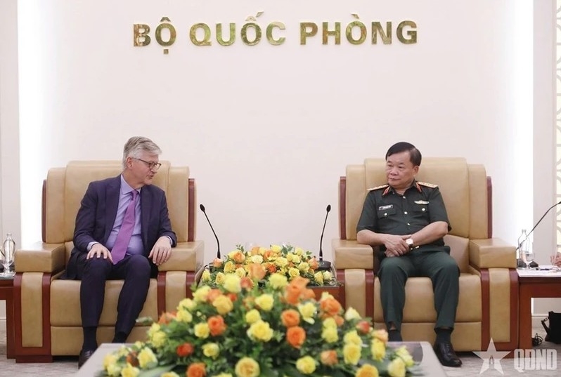 Sen. Lieu. Gen. Hoang Xuan Chien (right), Deputy Minister of National Defence, receives UN Under-Secretary General Jean-Pierre Lacroix in Hanoi on June 13 (Photo: qdnd.vn)