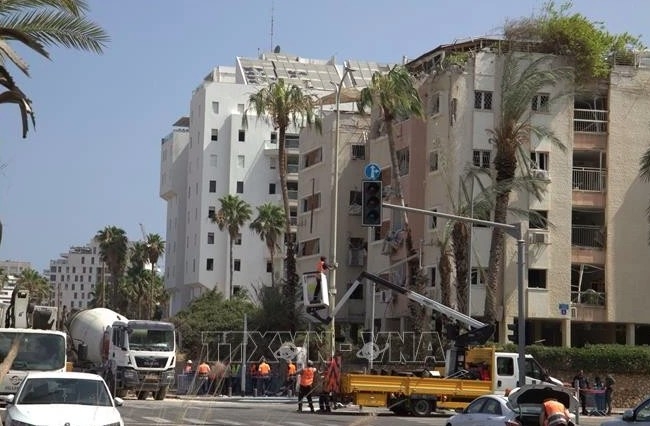 An apartment building on Tel Aviv’s Levy Eshkol street damaged by a missile strike on June 16 (Photo: VNA)