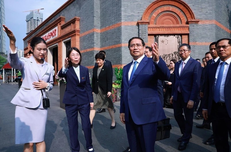 Prime Minister Pham Minh Chinh (C) visits the Memorial Hall of the first National Congress of the Communist Party of China. (Photo: VNA)
