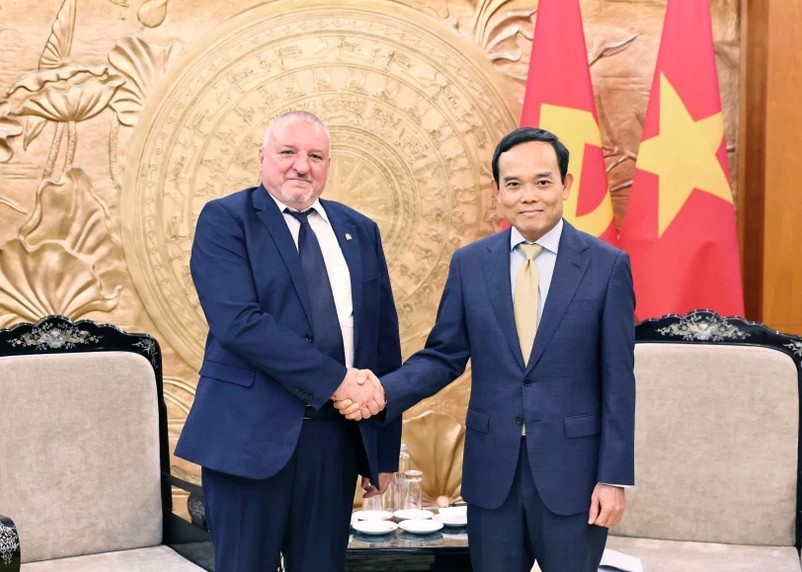 Head of the Party Central Committee's Commission for Policies and Strategies Tran Luu Quang (R) and President of the Hungarian Socialist Party Komjáthi Imre. (Photo: VNA)