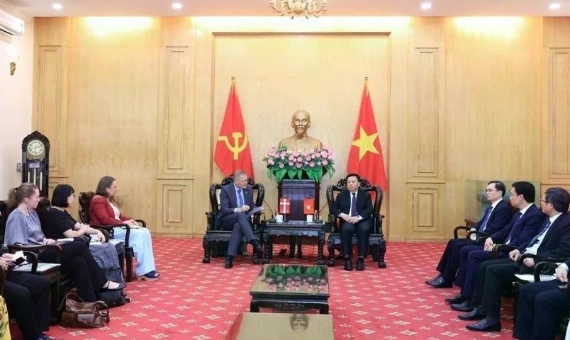 Prof. Dr. Nguyen Xuan Thang (R), Politburo member, President of the Ho Chi Minh National Academy of Politics (HCMA), receives Danish Ambassador to Vietnam Nicolai Prytz in Hanoi on June 11, 2025. (Photo: VNA)