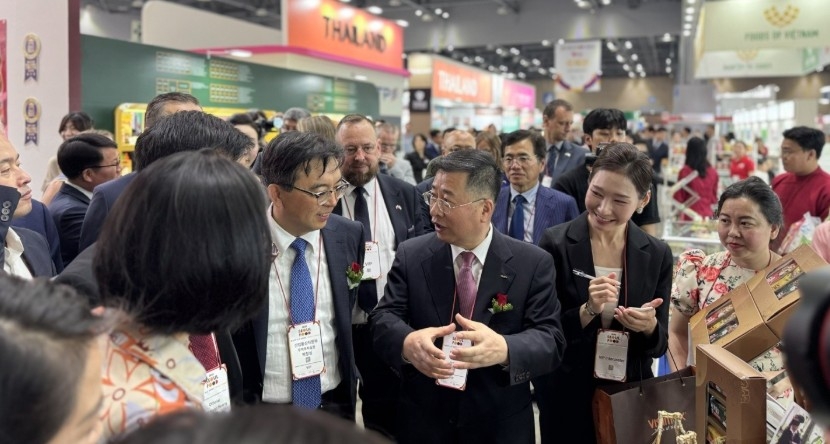 Kang Kyung-sung, KOTRA CEO and President (third from right) visits Vietnamese booth at the expo (Photo: Vietrade)