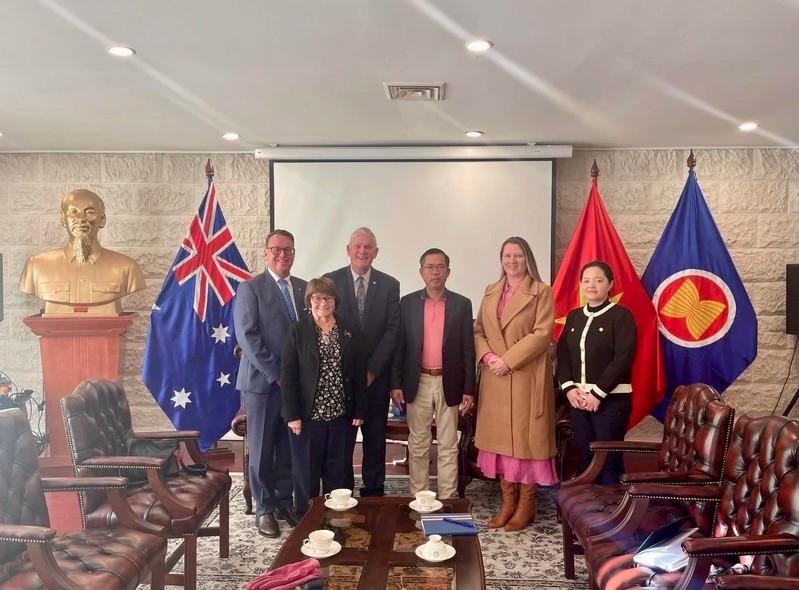 Vietnamese Ambassador to Australia Pham Hung Tam (third from right) at the reception for Logan K. Howlett, Mayor of the City of Cockburn, Western Australia on June 23 (Photo: VNA)