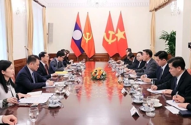 The talks between Deputy Prime Minister and Minister of Foreign Affairs Bui Thanh Son and Acting Head of the External Relations Commission of the Lao People's Revolutionary Party (LPRP) Central Committee Bounleua Phandanouvong on June 2, 2025. (Photo: VNA)