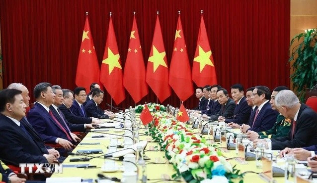 Prime Minister Pham Minh Chinh (third, right) meets with Party General Secretary and President of China Xi Jinping on April 14 (Photo: VNA)