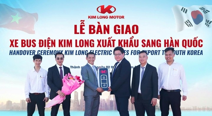 At the handover ceremony (Image source: Kim Long Motor Hue Joint Stock Company)