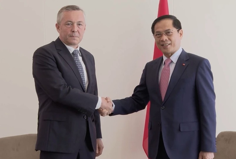 Deputy Prime Minister and Minister of Foreign Affairs Bui Thanh Son (R) shakes hands with Ambassador Heraldo Munoz, Special Envoy of the Chilean President for Ocean affairs, and former Minister of Foreign Affairs of Chile. (Photo: VNA)