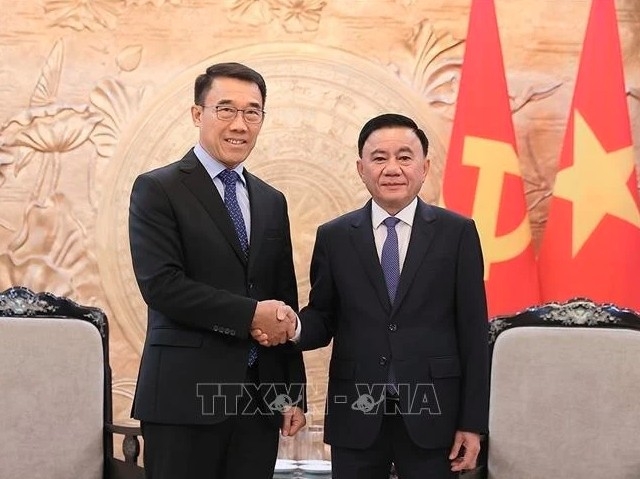 Politburo member, Permanent member of the Communist Party of Vietnam (CPV) Central Committee’s Secretariat Tran Cam Tu (R) receives Acting Chairman of the Commission for External Relations of the Lao People's Revolutionary Party (LPRP) Central Committee Bounleua Phandanouvong. (Photo: VNA)