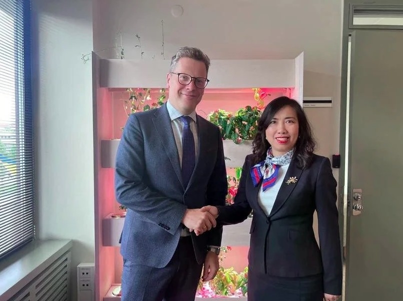 Deputy Foreign Minister Le Thi Thu Hang (right) and Estonia's Undersecretary for Political Affairs Martin Roger. (Photo: baoquocte.vn)