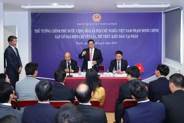 Prime Minister Pham Minh Chinh meets with OV intellectuals in Paris on June 10 (Photo: VNA)