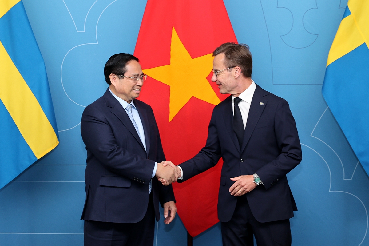 Swedish Prime Minister Ulf Kristersson (R) and his visiting Vietnamese counterpart Pham Minh Chinh shake hands ahead of their talks in Stockholm on June 13. (Photo: VGP)