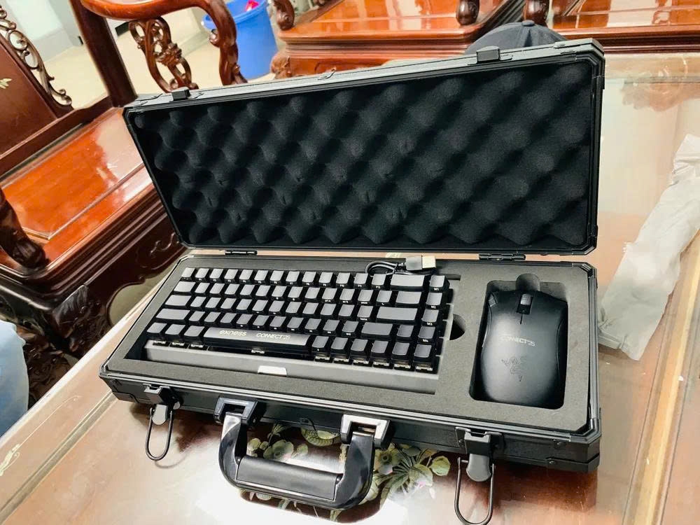 The black box carried by the Vietnamese passenger from Kuala Lumpur to Hanoi only contains a computer and mouse, not a bomb. (Photo: Noi Bai Airport)
