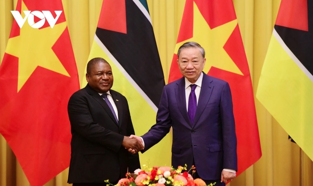 Party General Secretary To Lam welcomes President Filipe Nyusi of Mozambique during a state reception in Hanoi, in September 2024.