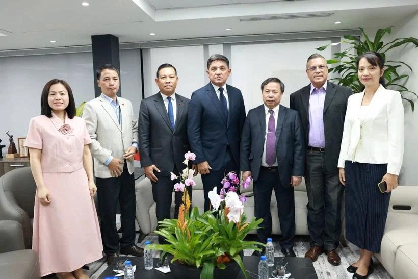 Venezuelan Vice President Jorge Marquez (fourth from left) receives the Vietnamese delegation from the Ministry of Agriculture and Environment on a working visit to Venezuela from June 5-9. (Photo: Vietnamese Embassy in Venezuela)