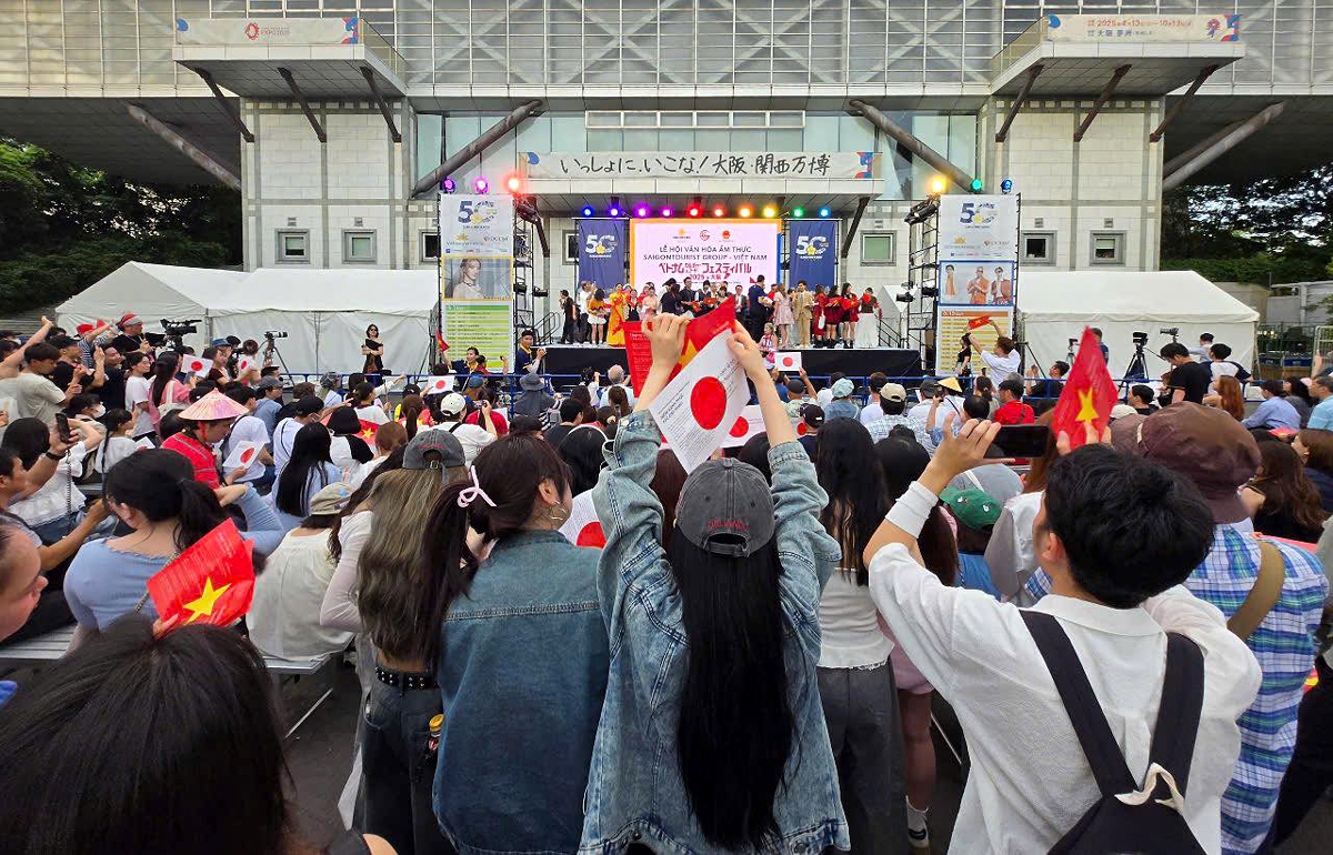 The Vietnam Culture &amp; Food Festival 2025 in Osaka, Japan, attracts more than 100,000 visitors. (Photo: Saigontourist)