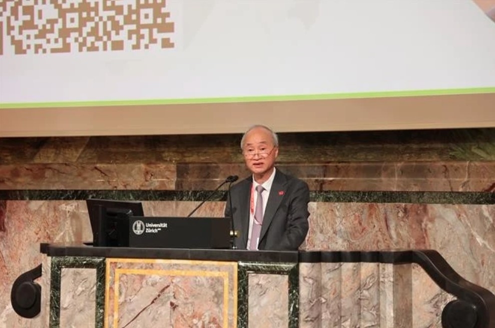 Vietnamese Ambassador to Switzerland Phung The Long speaks at the Vietnam Day 2025.