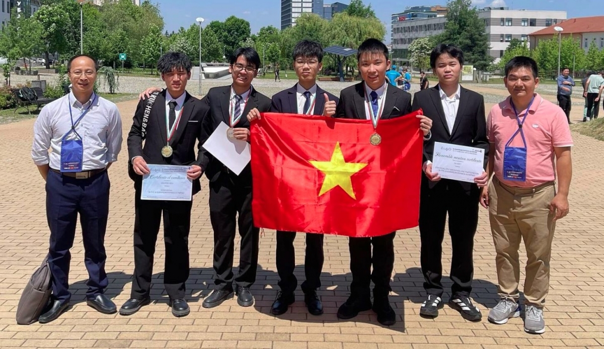 Vietnam wins 2 gold, 1 silver and 1 bronze medals at 2025 European Physics Olympiad in Bulgaria. (Photo: MoET)