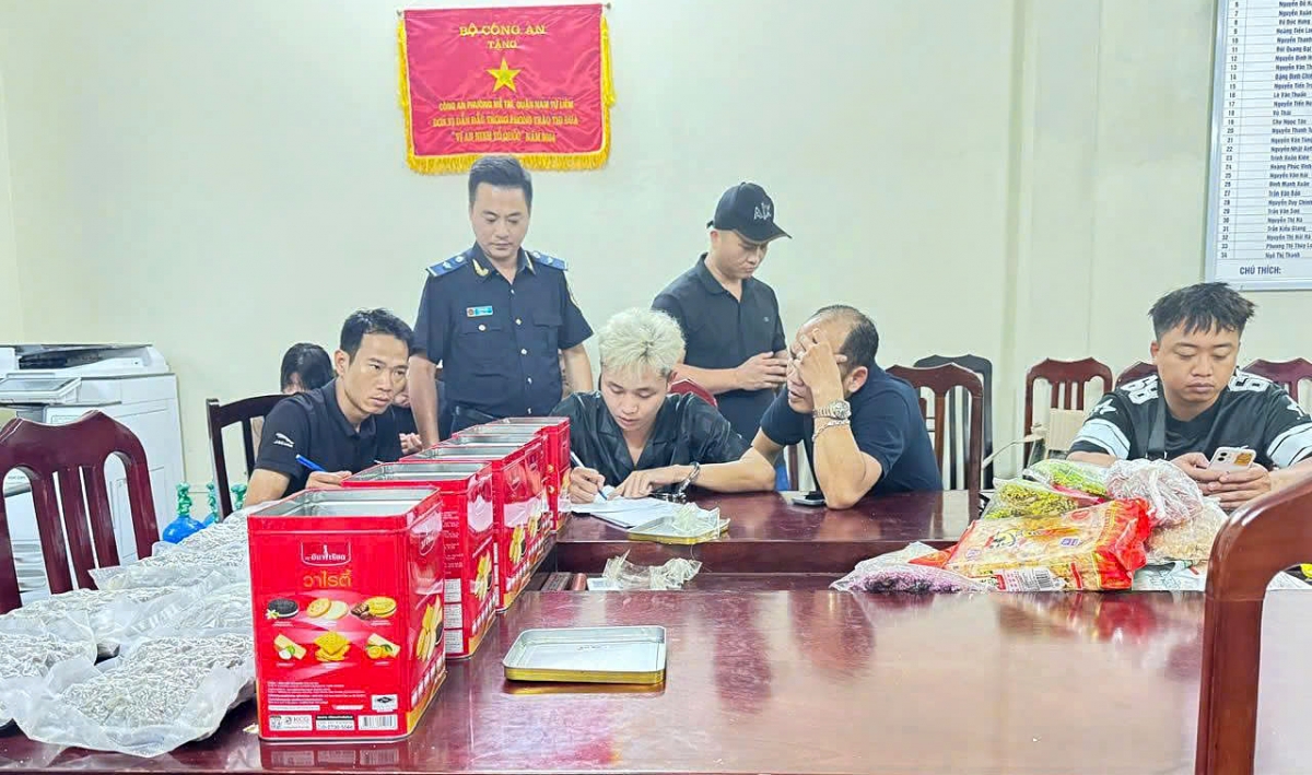 Customs officers take statements from drug traffickers. (Photo: Vietnam Customs) 