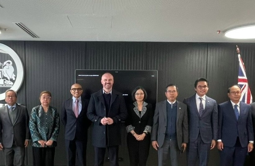 Vietnamese Ambassador to Australia Pham Hung Tam (third from right) at the meeting with Australian Capital Territory Chief Minister Andrew Barr.
Photo: VNA