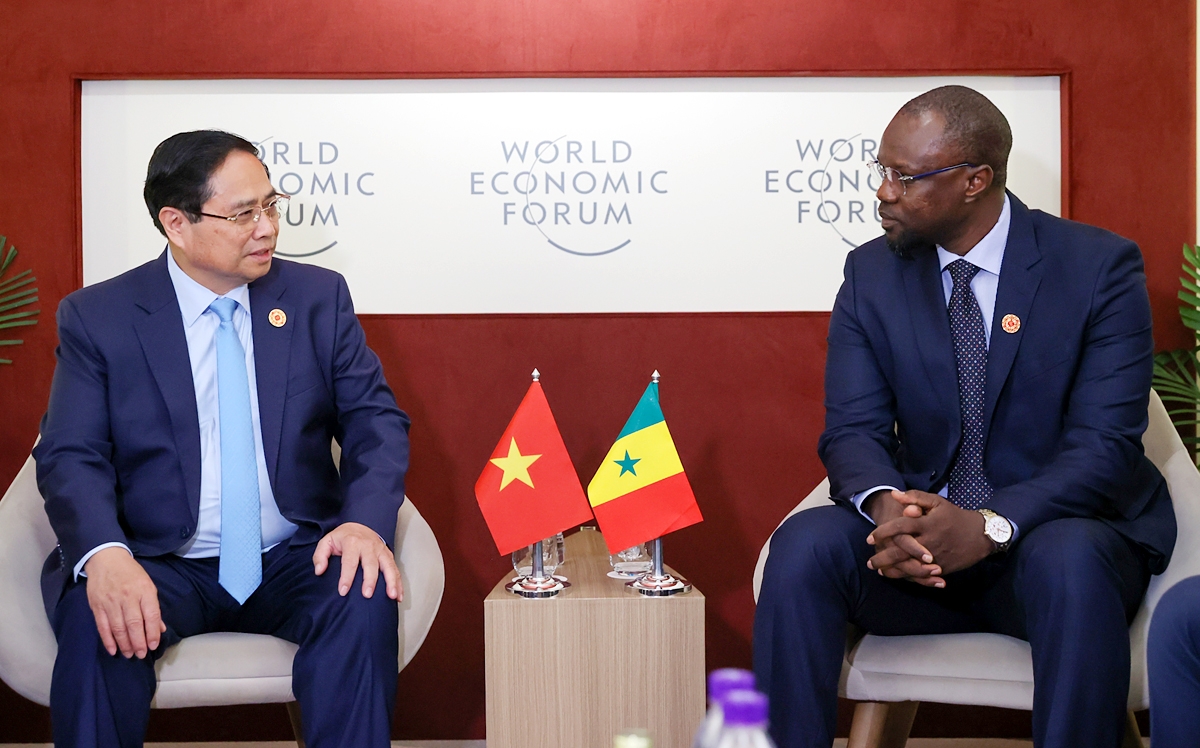 Vietnamese Prime Minister Pham Minh Chinh (L) and Senegalese Prime Minister Ousmane Sonko exchange views on cooperation between the two countries during this meeting in Tianjin, China, on June 25. (Photo: VGP)