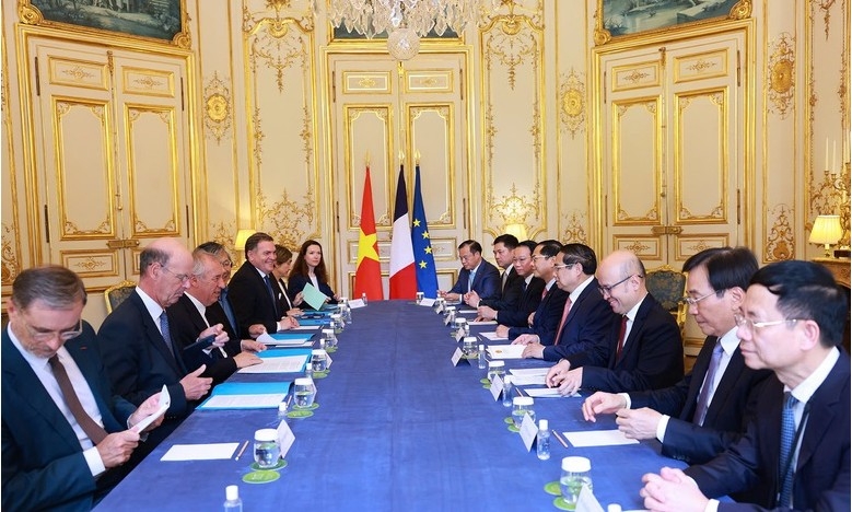 Vietnamese Prime Minister Pham Minh Chinh holds talks with his French counterpart Francois Bayrou at the Matignon Palace (Photo: VGP)