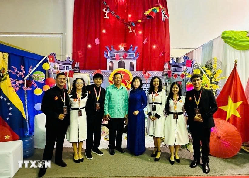 Vietnamese Ambassador to Venezuela Vu Trung My (fourth from left) and other Venezuelan guests pose for a group photo at the festival