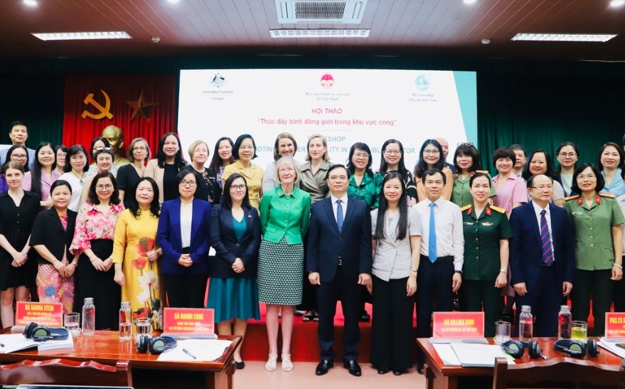 Delegates at the workshop pose for a group photo (image source: phunuvietnam.vn)