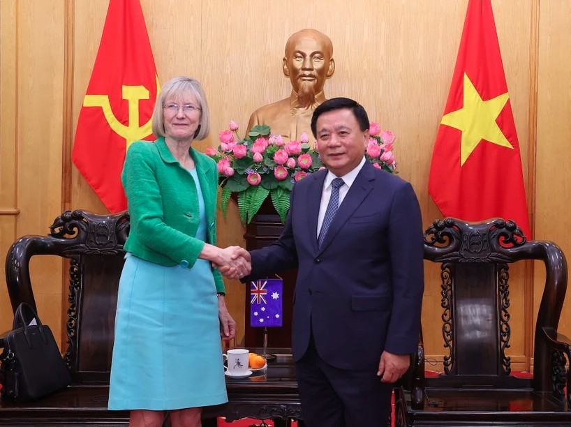 Prof. Dr. Nguyen Xuan Thang, (right) Politburo member, President of the Ho Chi Minh National Academy of Politics, and Chairman of the Central Theory Council, receives Australian Ambassador to Vietnam Gillian Bird on June 10.