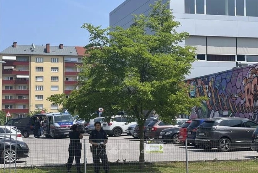 Police stand guard at the scene of the school shooting in Graz, Austria, on June 10, 2025. (Photo: THX/VNA)