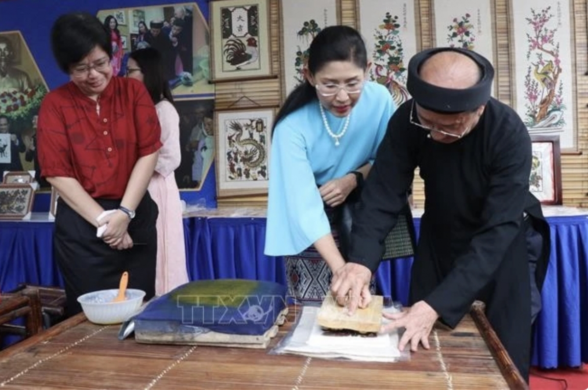 Visitors to Bac Ninh try making a Dong Ho folk painting.