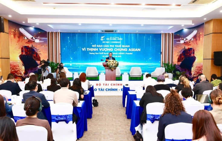 At the workshop titled "Easing Non-Tariff Barriers to unlock ASEAN’s potential" on June 27 (Photo: thitruongtaichinhtiente.vn)
