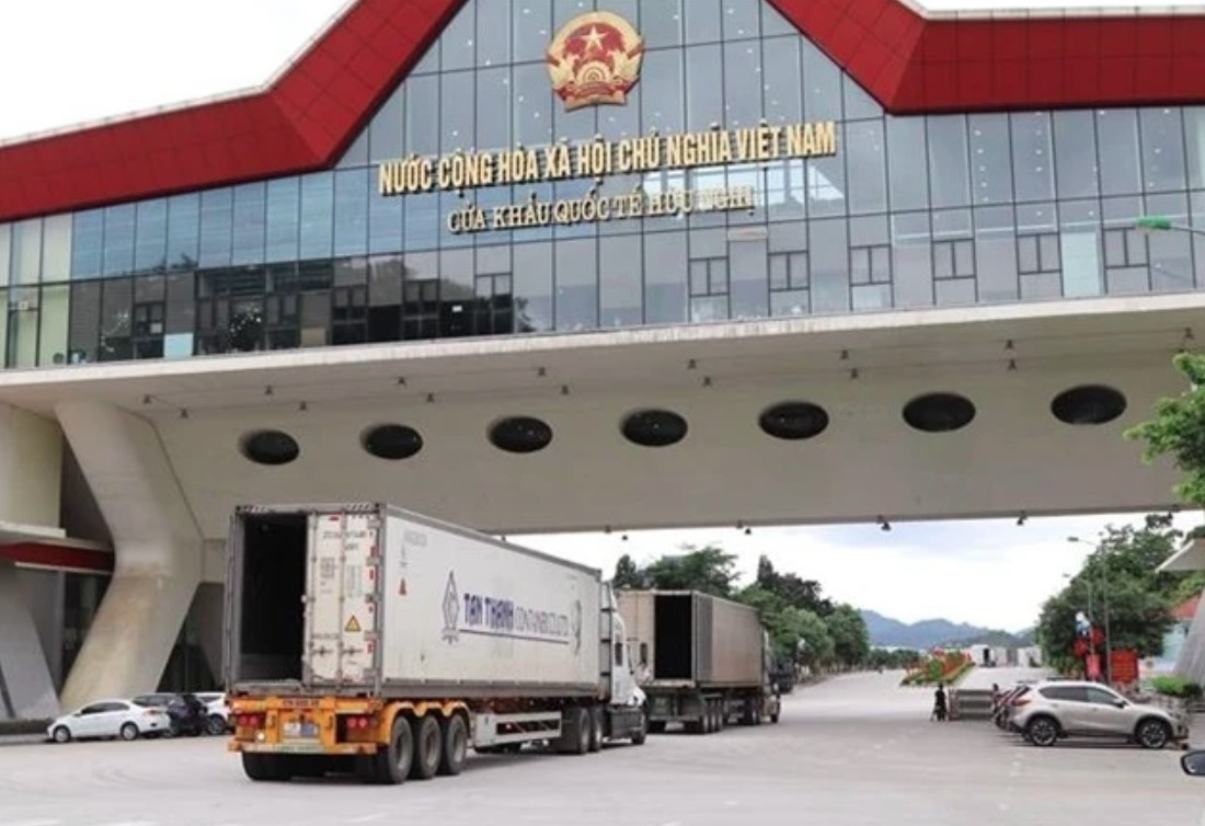At Huu Nghi Border Gate in Lang Son province