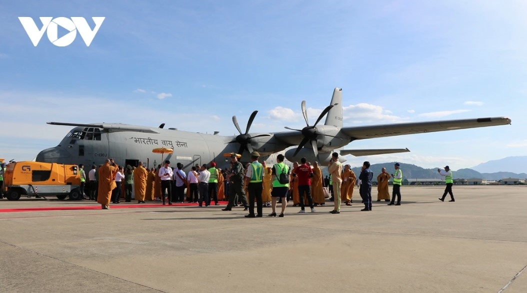 At 4 p.m. June 2, the procession escorting the Buddha’s sarira arrives at Da Nang International Airport to fly back to India.
