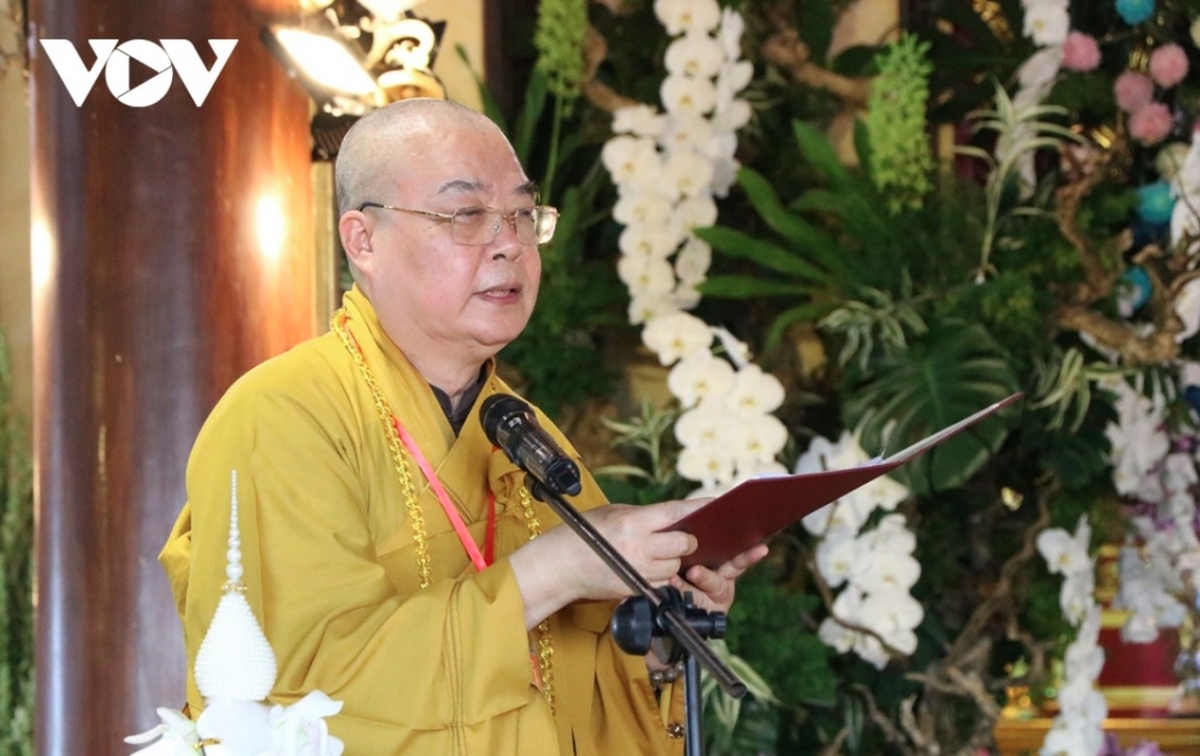 Addressing the ceremony, Most Venerable Thich Thanh Nhieu, standing vice president of the Vietnam Buddhist Sangha’s Executive Council, prays for world peace and calls on everyone to unite in building a brighter future together. He also wishes for a prosperous and peaceful Vietnam.