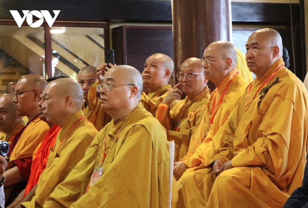 According to the Executive Council of the Vietnam Buddhist Sangha in Da Nang, the presence of the Buddha’s relic in various provinces and cities across Vietnam over the past month is a major religious event and a rare spiritual blessing.