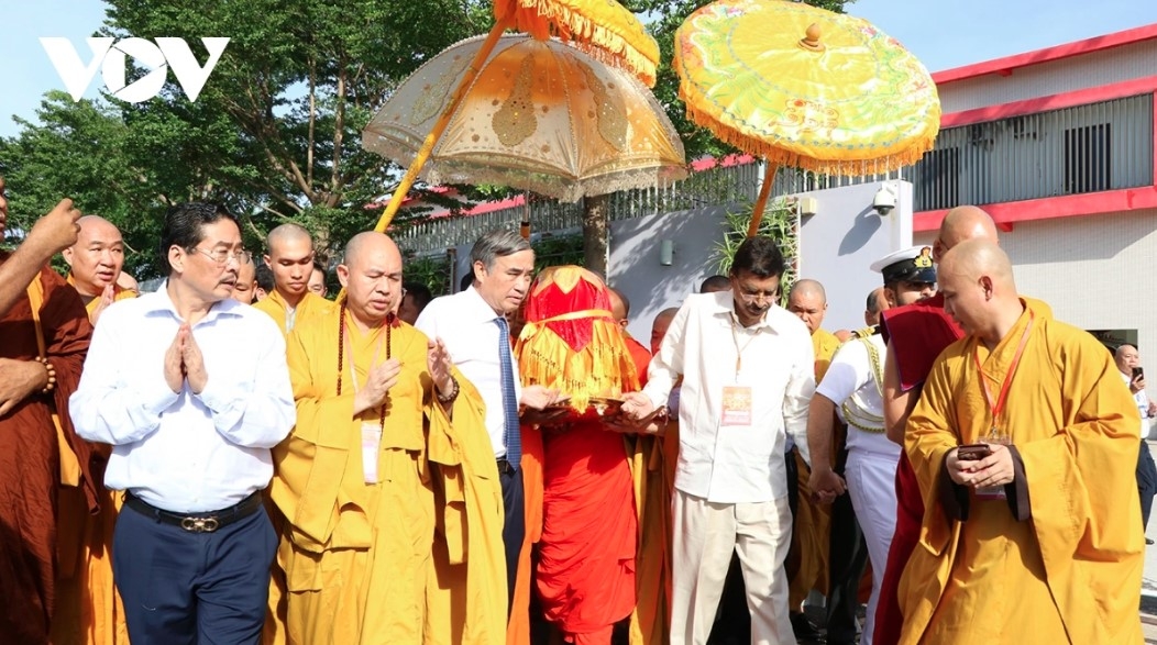 Thousands of monks, nuns, Buddhists, and visitors have the chance to pay homage to the Buddha’s relic at revered religious sites across Vietnam from May 2 to June 2.