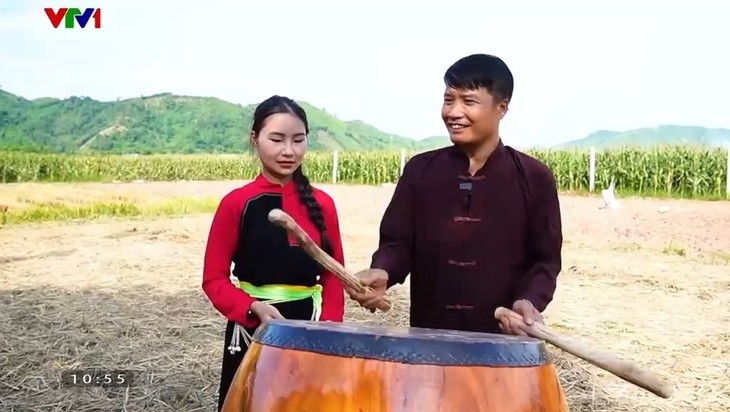 Hoang Thanh Binh, a researcher of Cao Lan culture, beats a drum to accompany a Cao Lan folk dance. (Photo: VTV1)